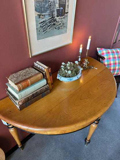 Ett vackert halvmånebord med svarvade ben och fina detaljer.