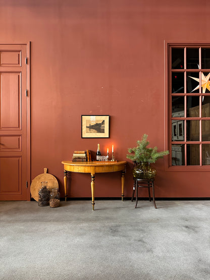 Ett vackert halvmånebord med svarvade ben och fina detaljer.