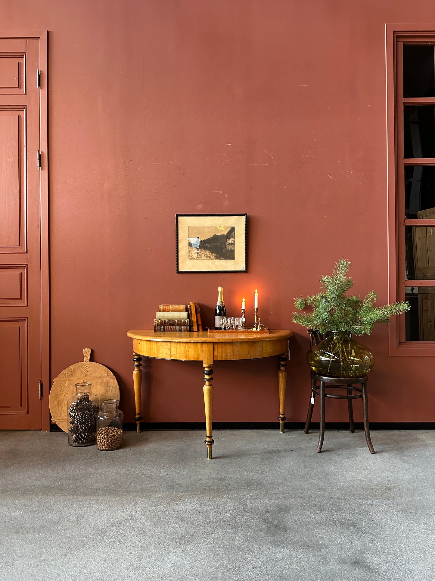 Ett vackert halvmånebord med svarvade ben och fina detaljer.