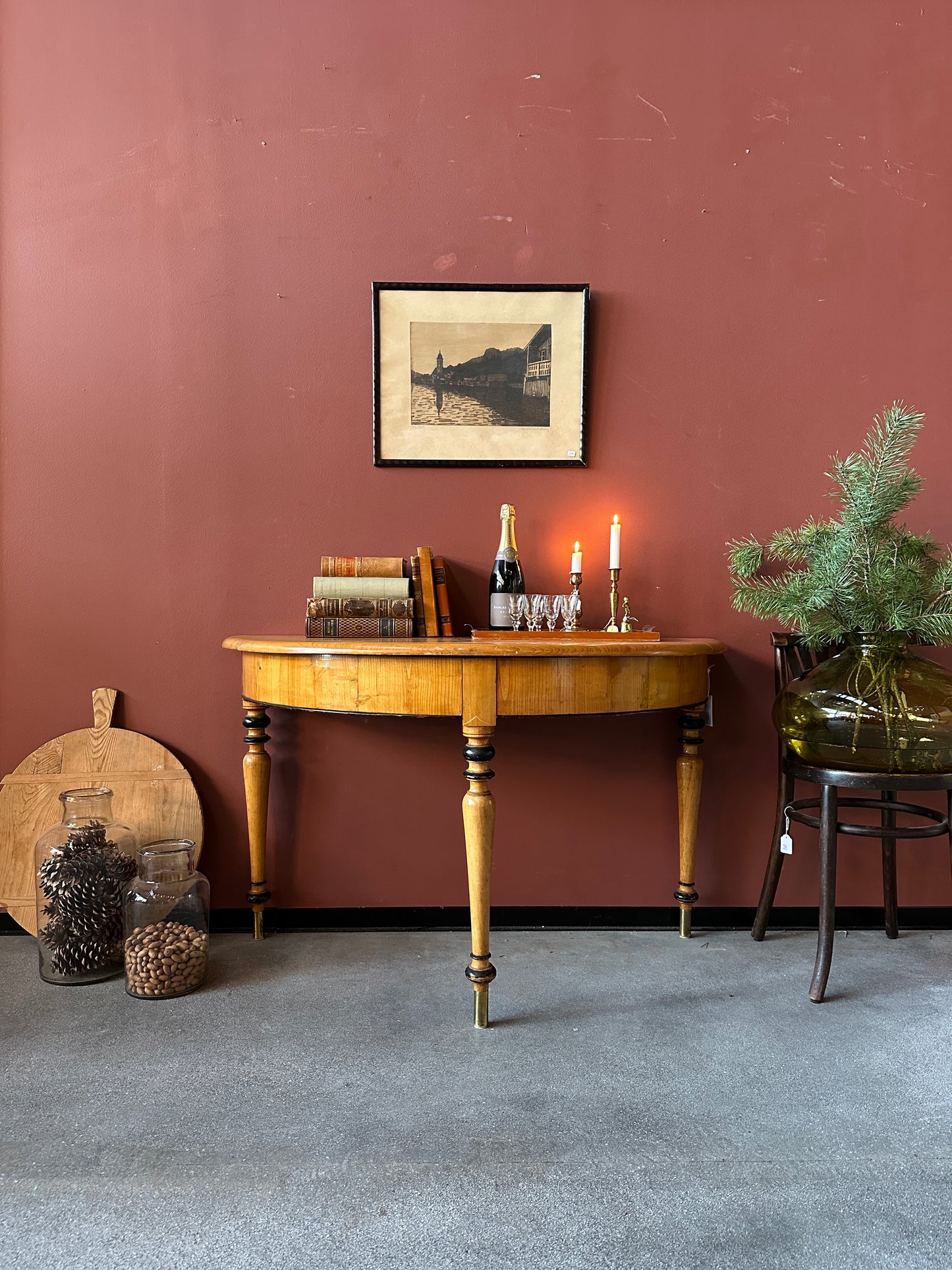 Ett vackert halvmånebord med svarvade ben och fina detaljer.