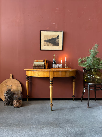 Ett vackert halvmånebord med svarvade ben och fina detaljer.