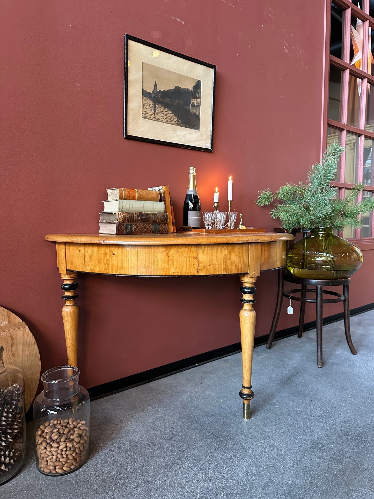 Ett vackert halvmånebord med svarvade ben och fina detaljer.