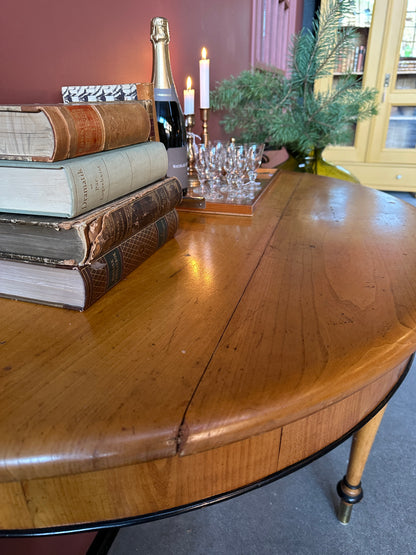 Ett vackert halvmånebord med svarvade ben och fina detaljer.