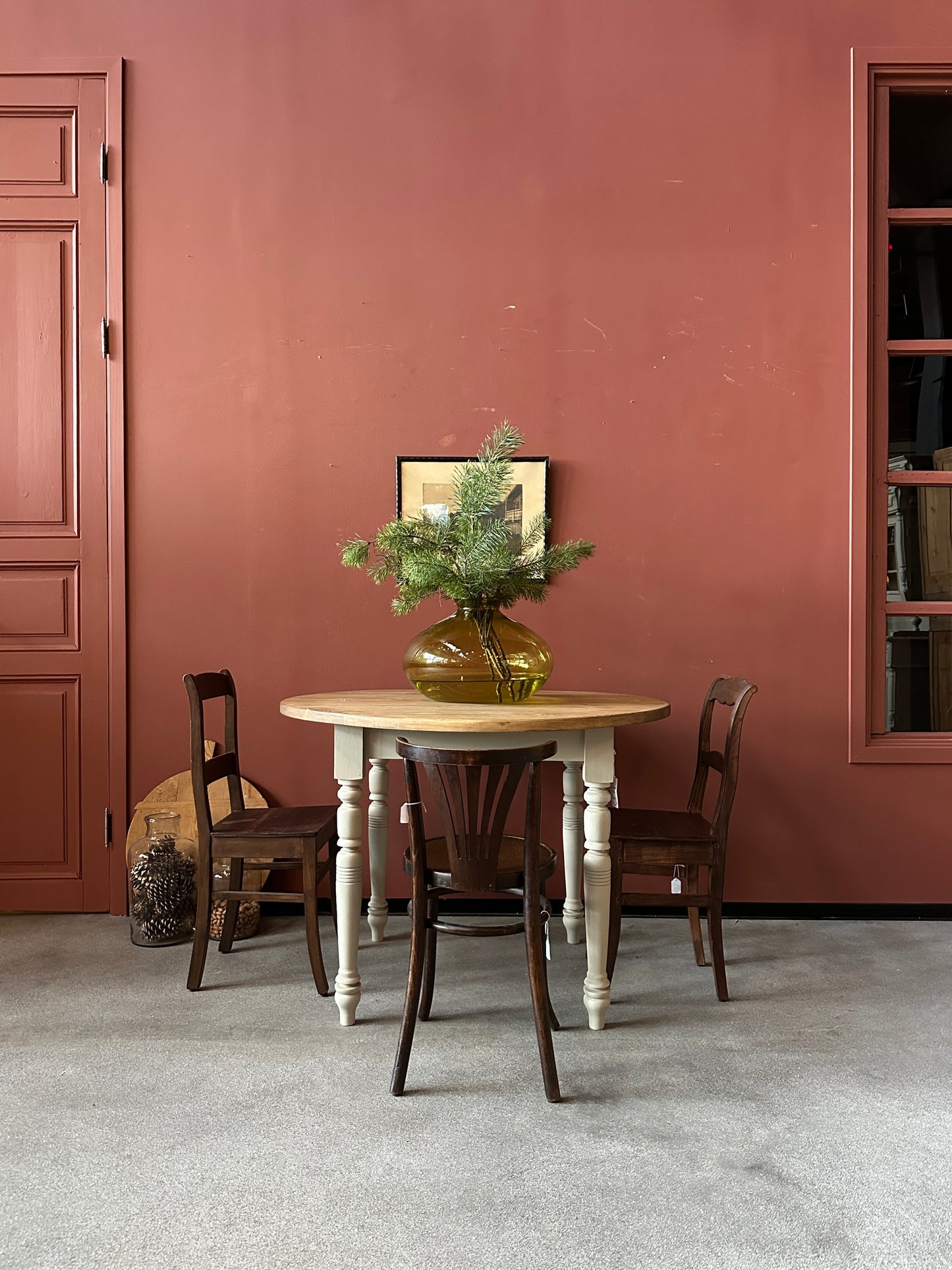 Runt matbord 110,5 cm diam. A183