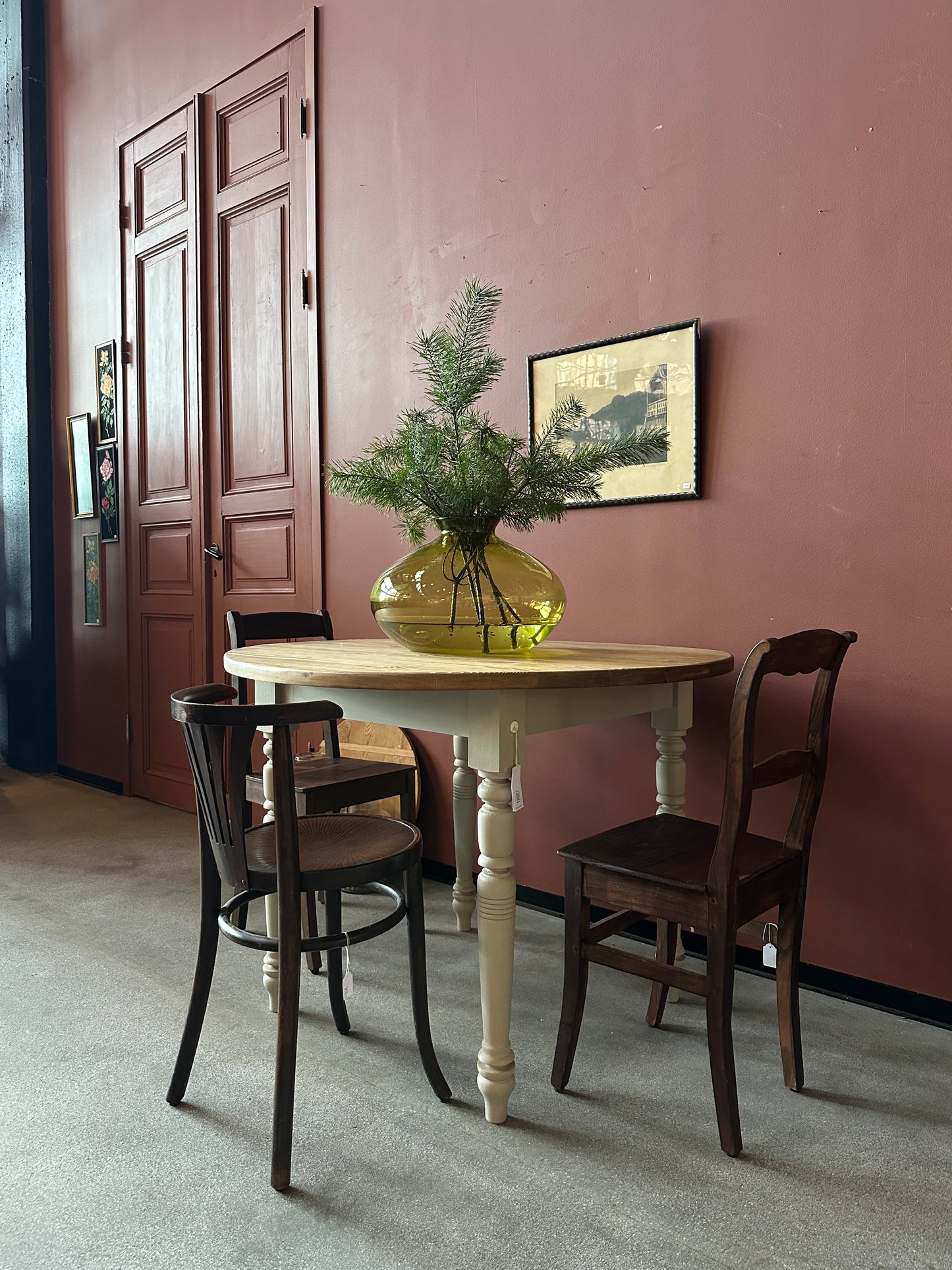 Runt matbord 110,5 cm diam. A183