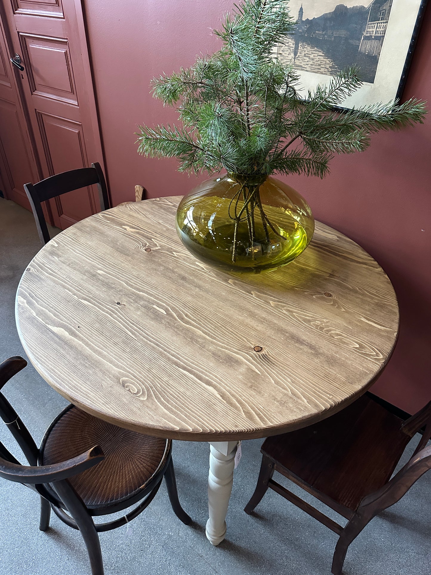 Runt matbord 110,5 cm diam. A183