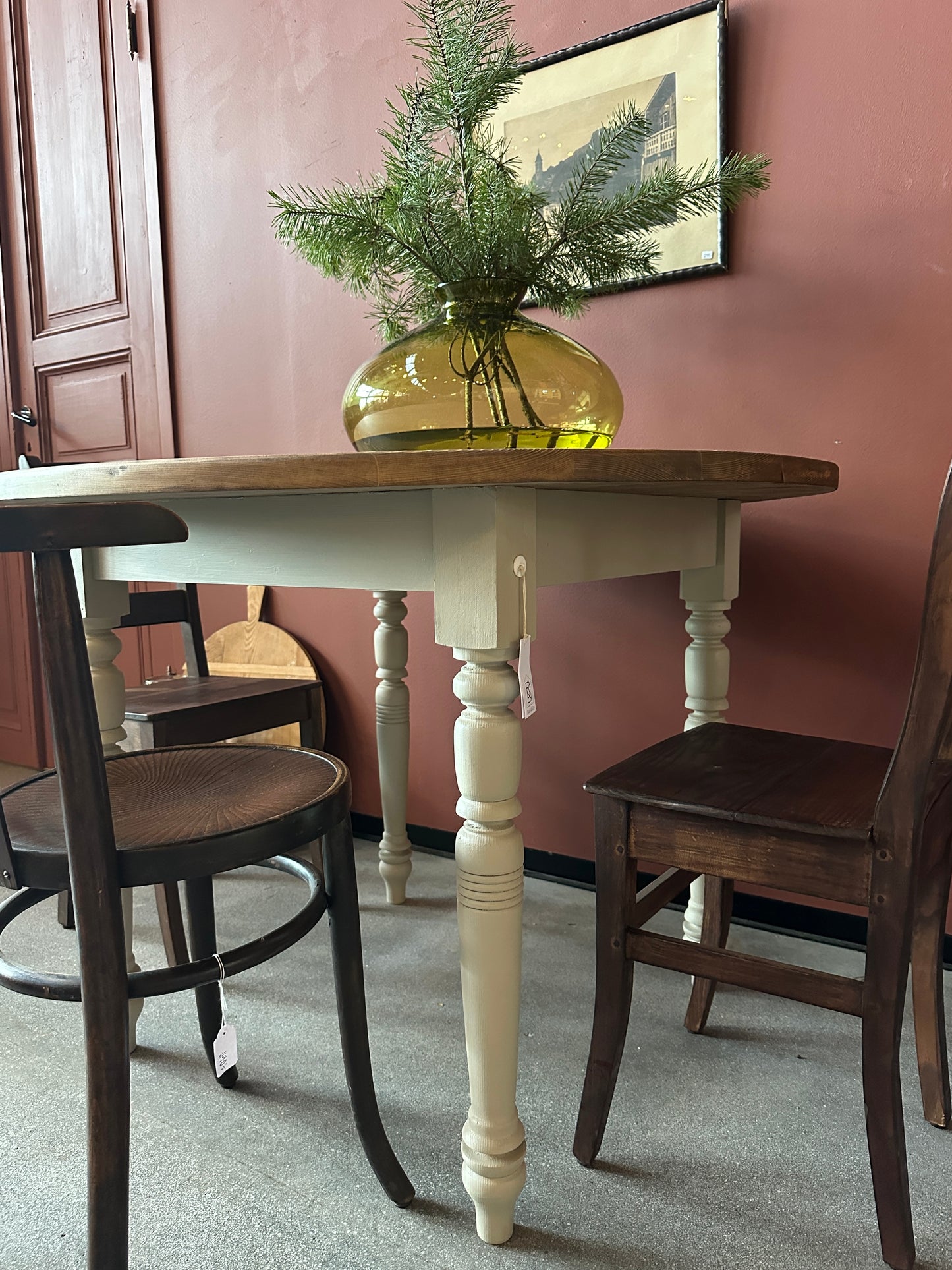 Runt matbord 110,5 cm diam. A183