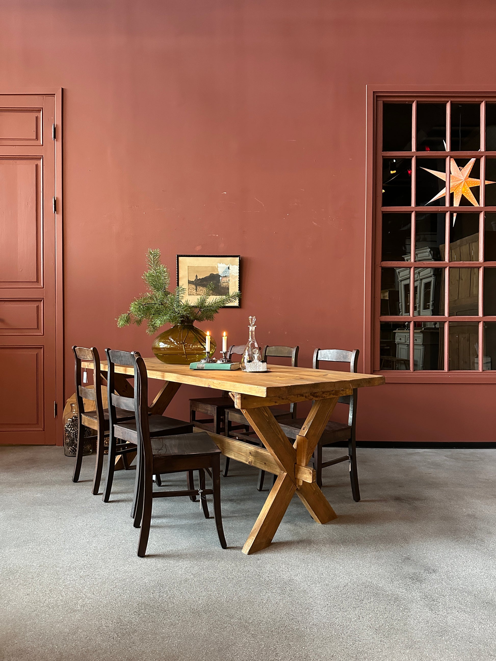 Matbordet är av furu och har en härlig patina på bordsskivan som är ytbehandlad med en Pigmenterad hårdvaxolja för skydd
