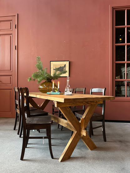 Matbordet är av furu och har en härlig patina på bordsskivan som är ytbehandlad med en Pigmenterad hårdvaxolja för skydd