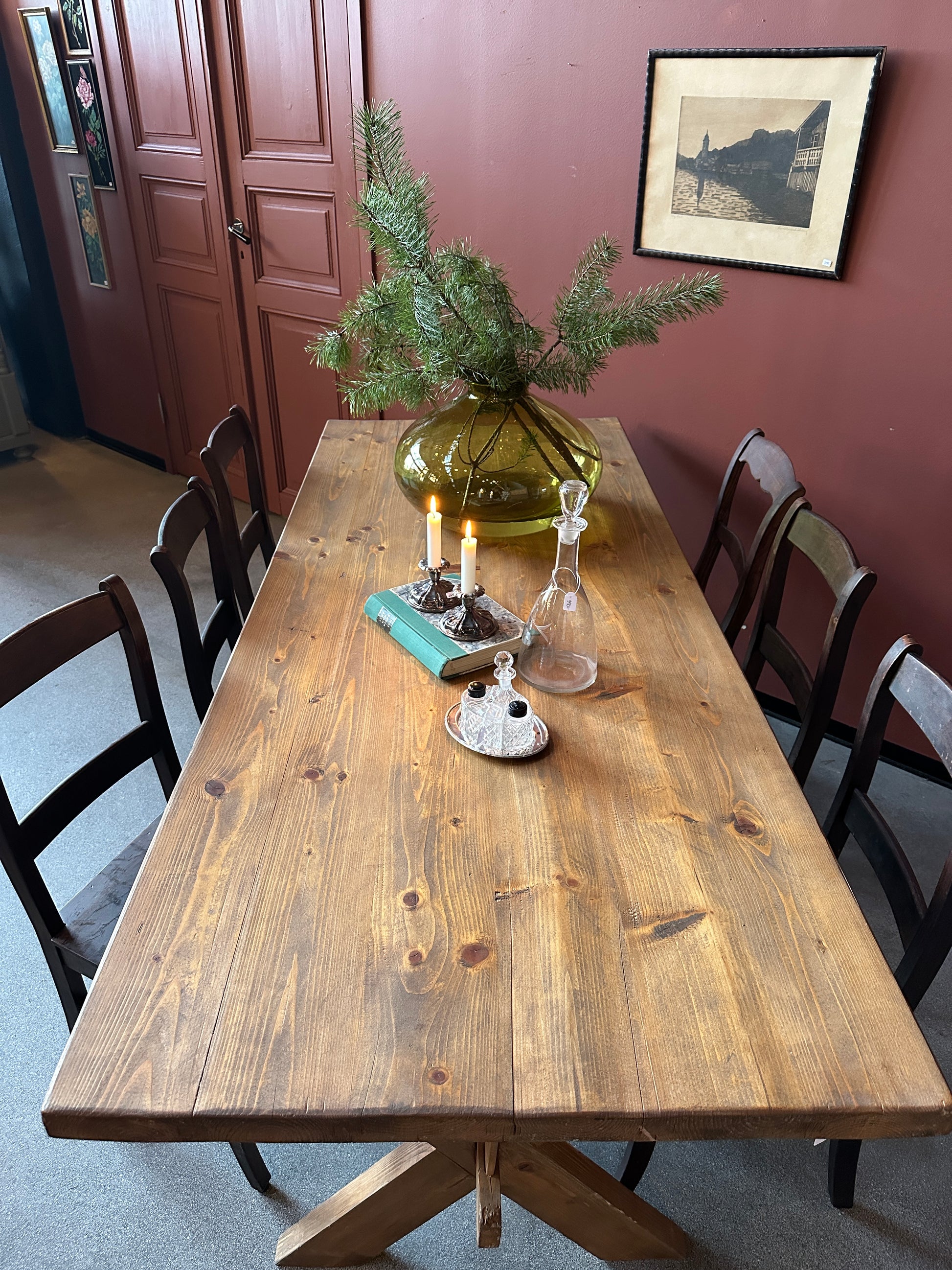 Matbordet är av furu och har en härlig patina på bordsskivan som är ytbehandlad med en Pigmenterad hårdvaxolja för skydd