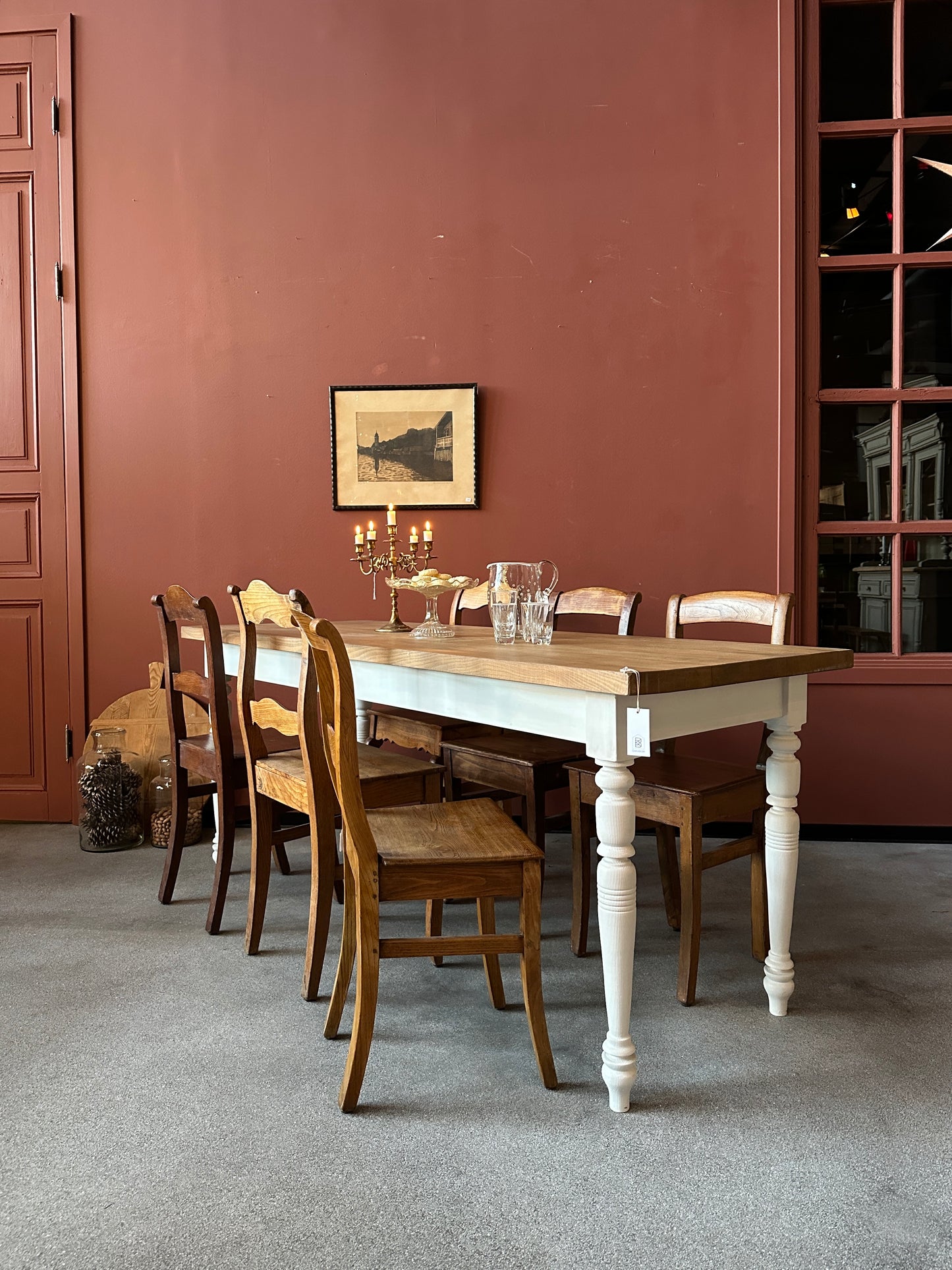 Ett vackert lite smalare matbord med en gammal återvunnen bordsskiva av vackra plank med härlig patina