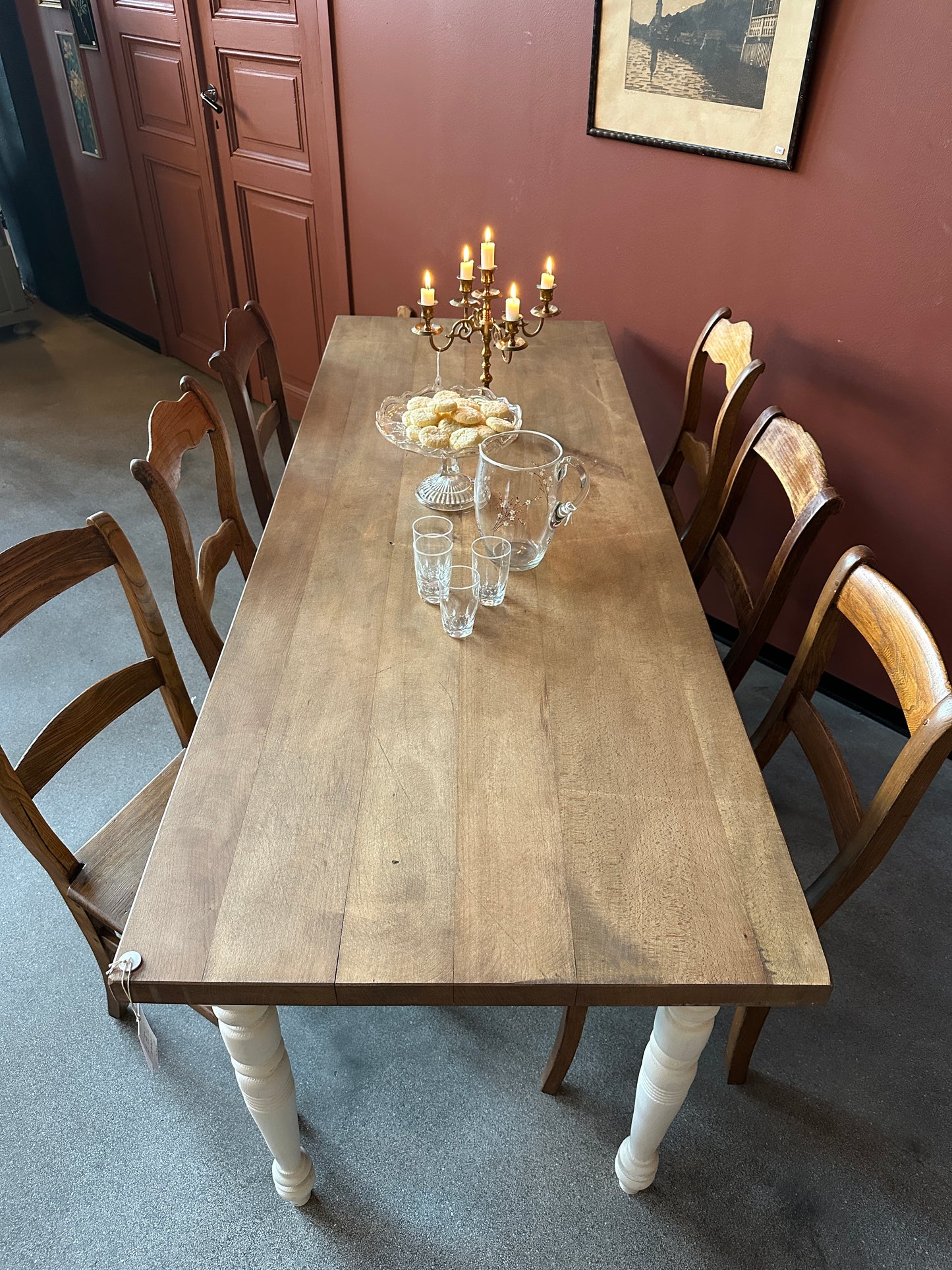 Ett vackert lite smalare matbord med en gammal återvunnen bordsskiva av vackra plank med härlig patina