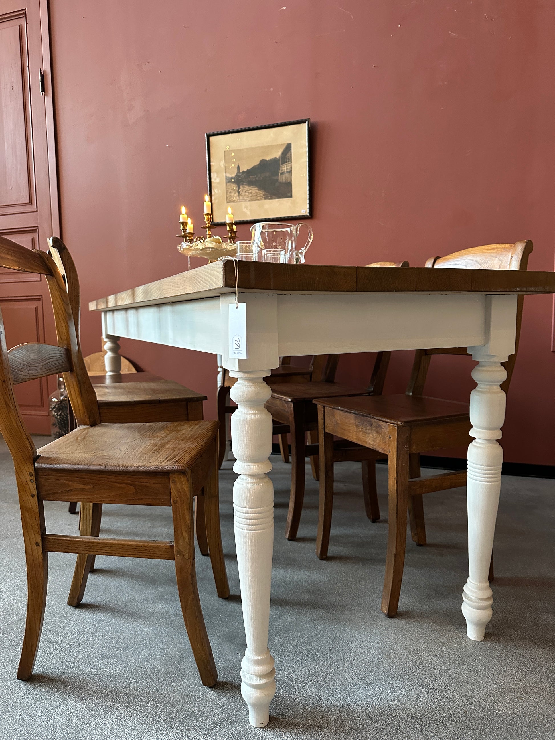 Ett vackert lite smalare matbord med en gammal återvunnen bordsskiva av vackra plank med härlig patina