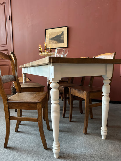 Ett vackert lite smalare matbord med en gammal återvunnen bordsskiva av vackra plank med härlig patina