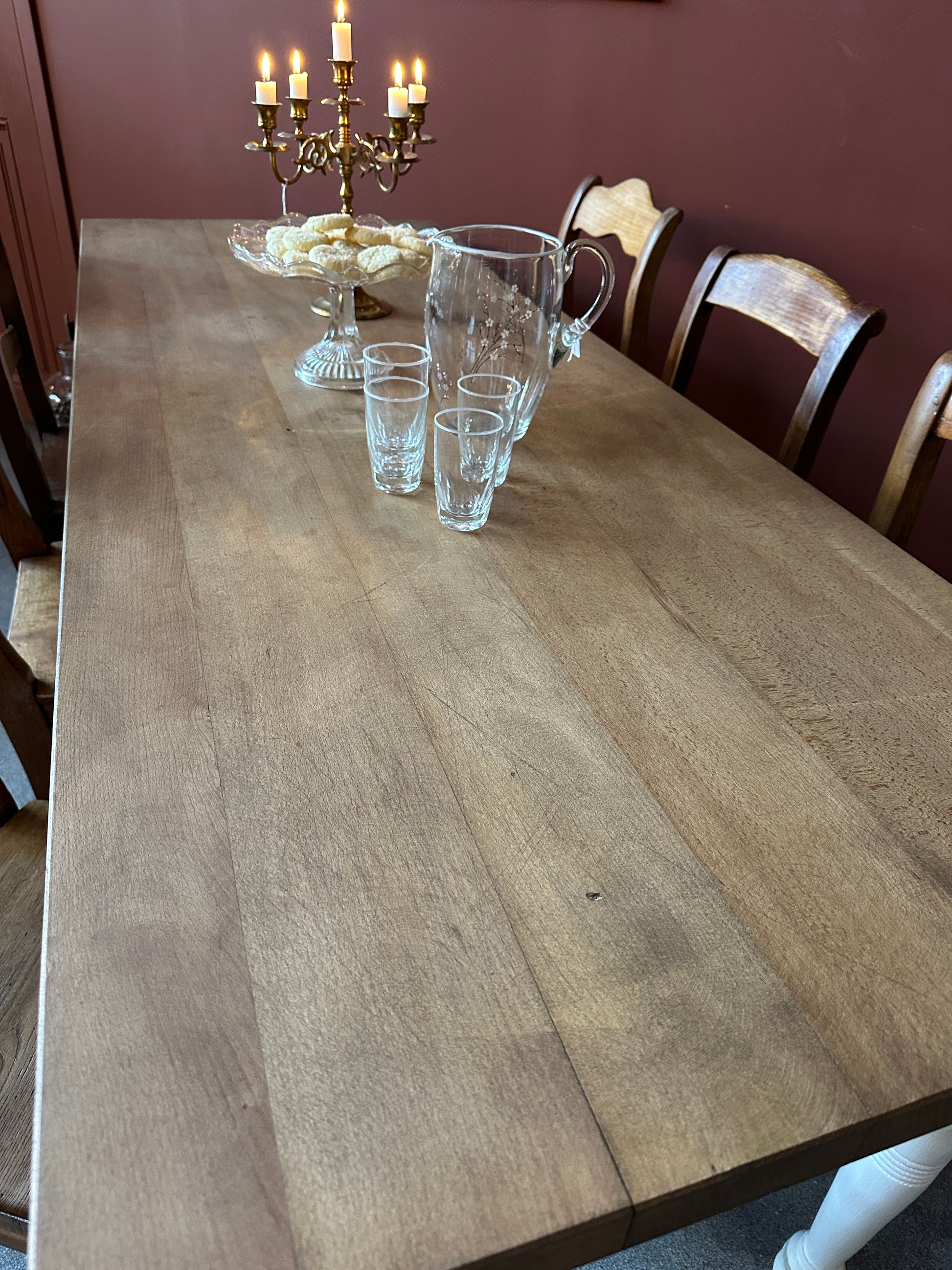 Ett vackert lite smalare matbord med en gammal återvunnen bordsskiva av vackra plank med härlig patina