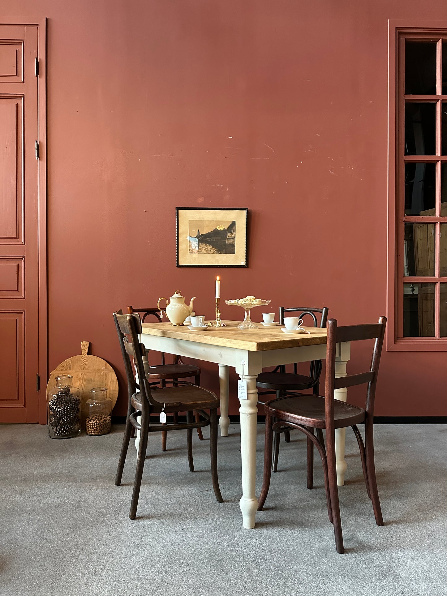 Ett lite mindre bord för det lilla köket med en gammal återvunnen bordsskiva.&nbsp;
Bordets underrede är nytillverkat med svarvade ben