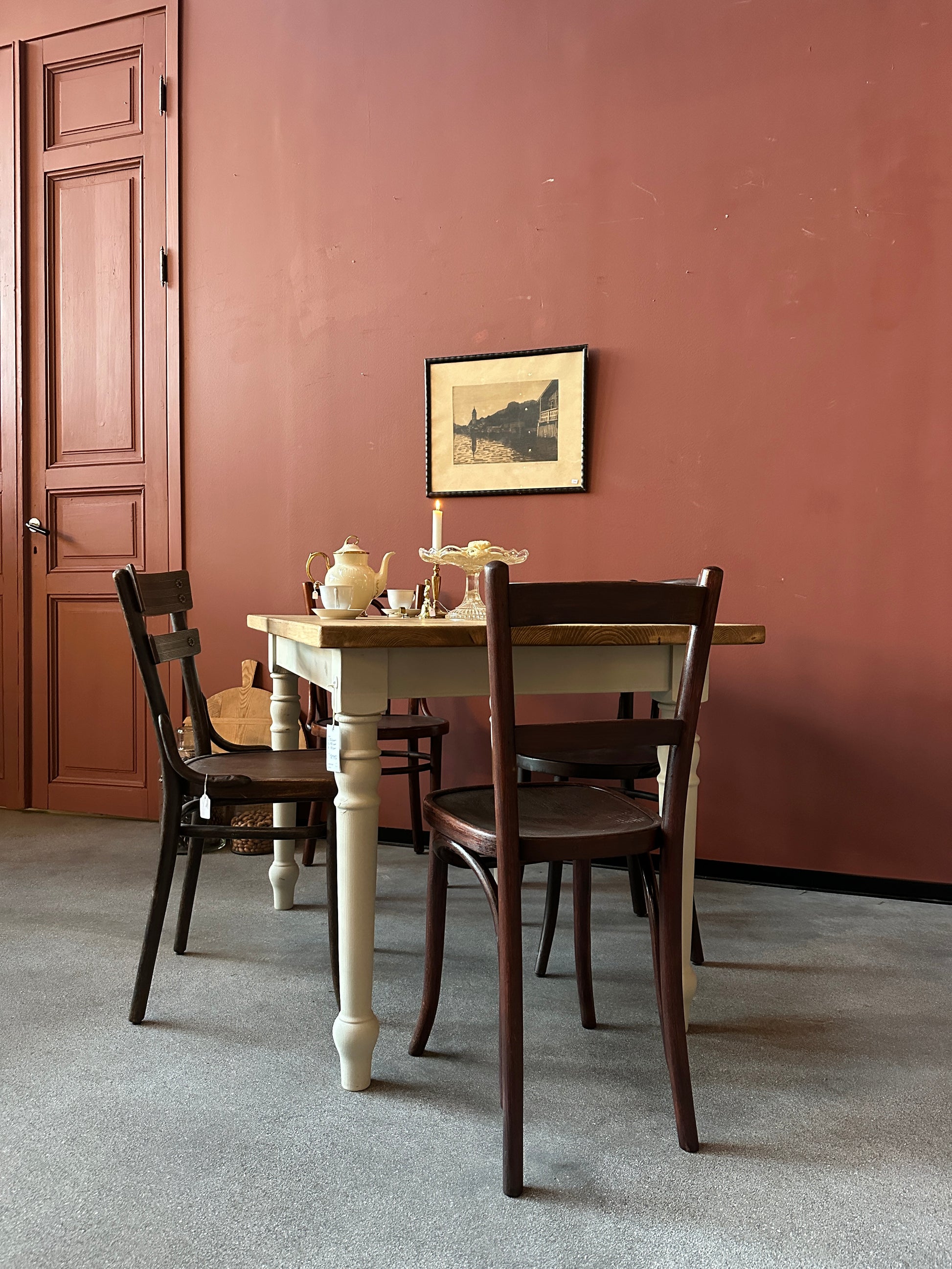 Ett lite mindre bord för det lilla köket med en gammal återvunnen bordsskiva.&nbsp;
Bordets underrede är nytillverkat med svarvade ben