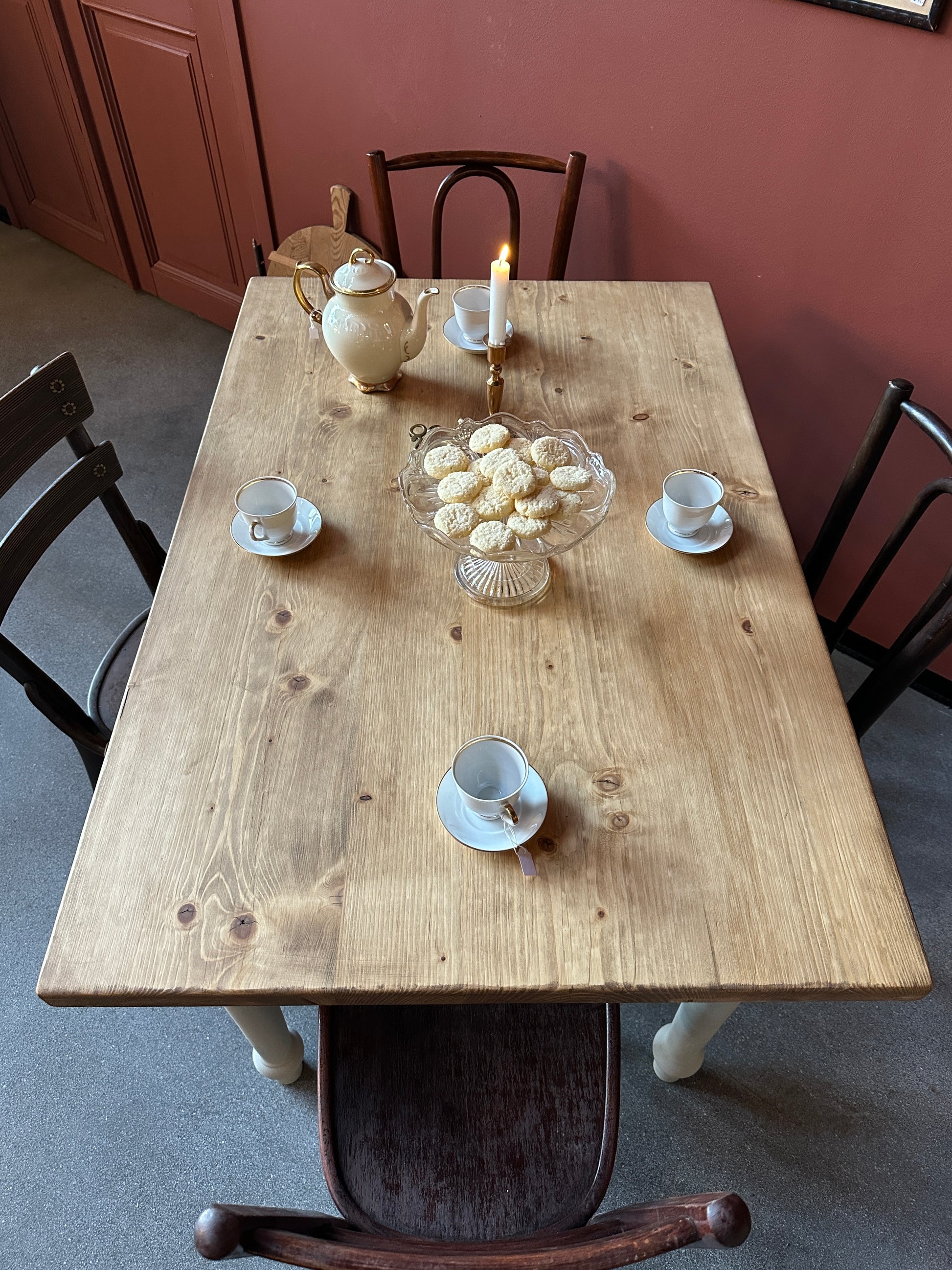 Ett lite mindre bord för det lilla köket med en gammal återvunnen bordsskiva.&nbsp;
Bordets underrede är nytillverkat med svarvade ben