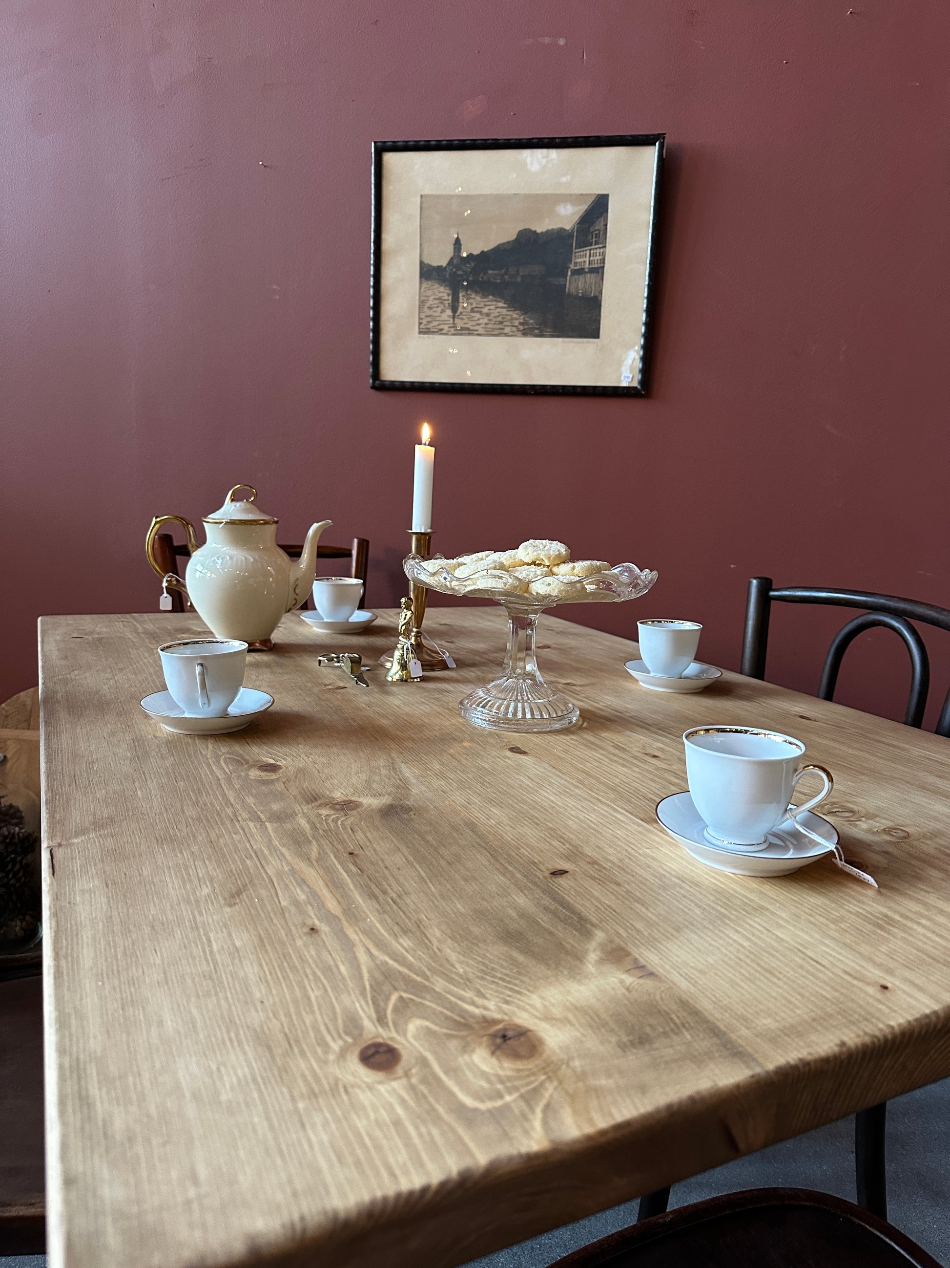 Ett lite mindre bord för det lilla köket med en gammal återvunnen bordsskiva.&nbsp;
Bordets underrede är nytillverkat med svarvade ben