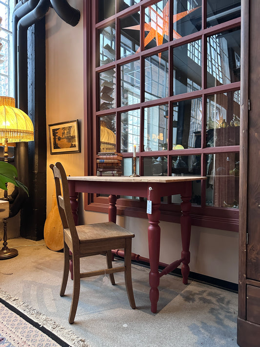 Ett vackert gammalt bord med nätta mått som passar för både det mindre köket som planteringsbord i växthuset