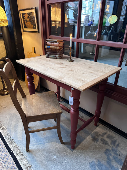 Ett vackert gammalt bord med nätta mått som passar för både det mindre köket som planteringsbord i växthuset