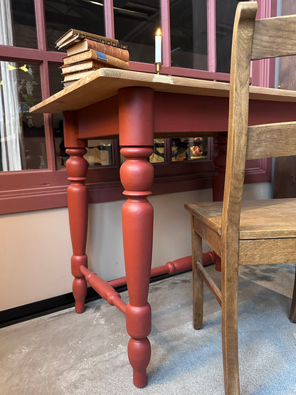 Ett vackert gammalt bord med nätta mått som passar för både det mindre köket som planteringsbord i växthuset