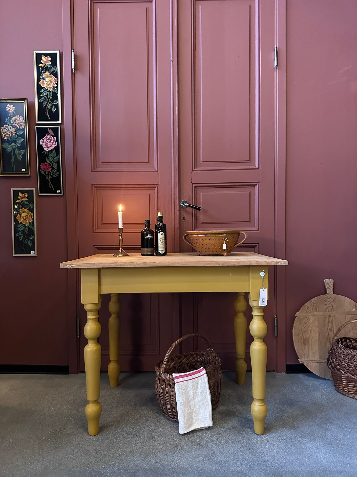 Ett vackert gammalt bord med nätta mått som passar för både det mindre köket som planteringsbord i växthuset