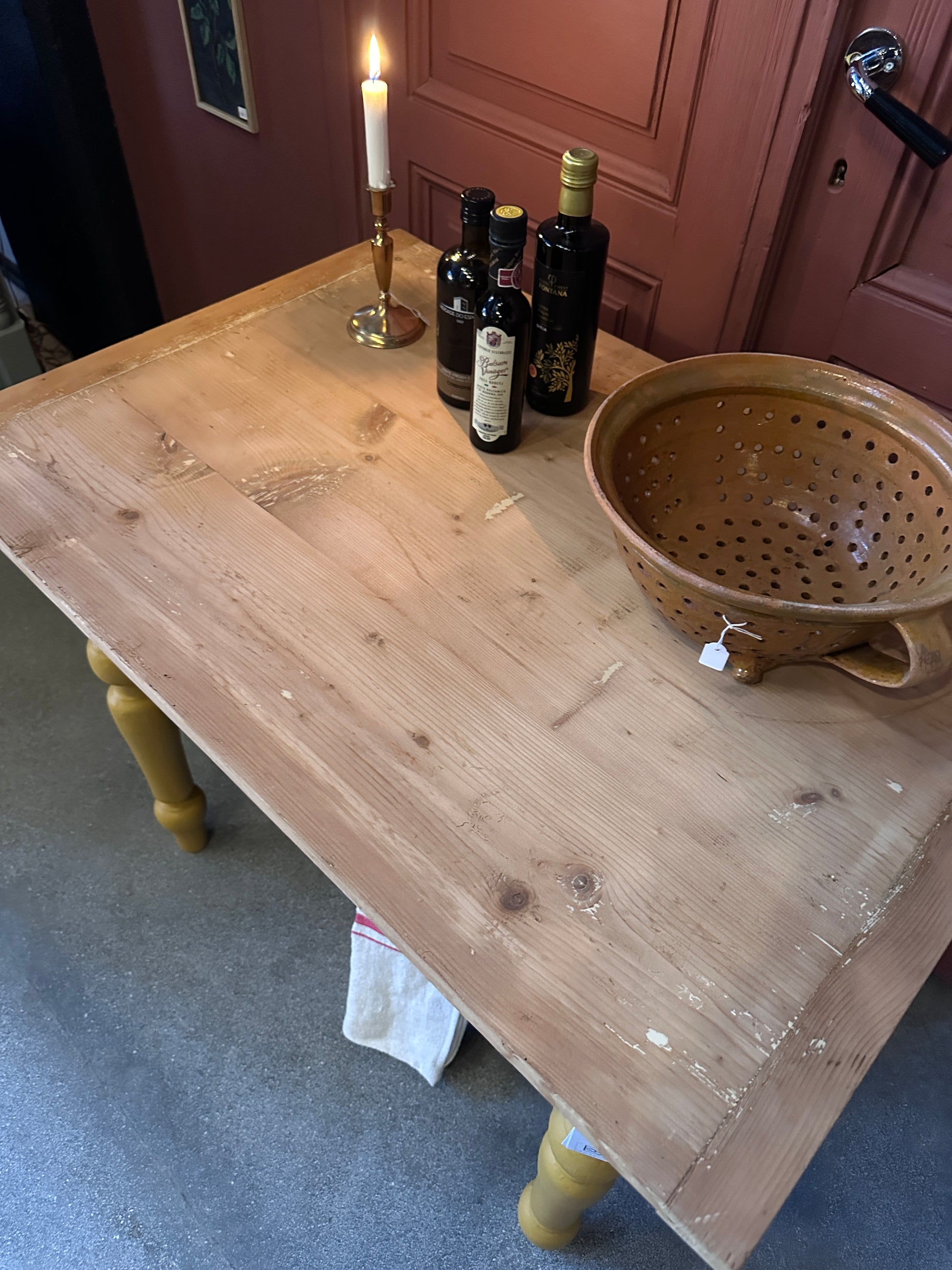 Ett vackert gammalt bord med nätta mått som passar för både det mindre köket som planteringsbord i växthuset