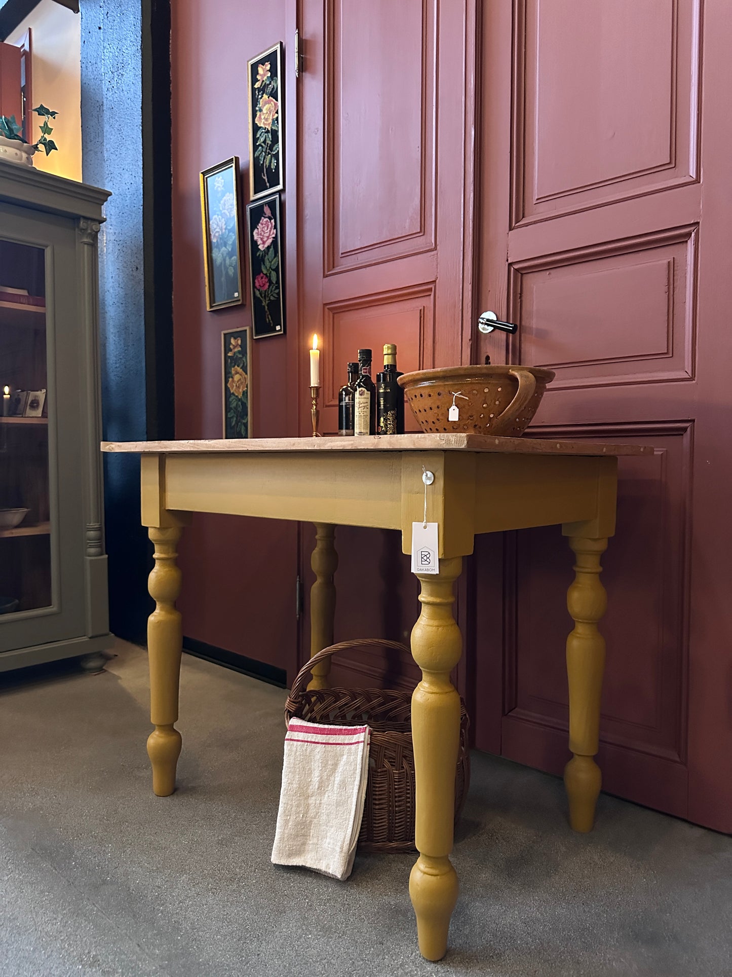 Ett vackert gammalt bord med nätta mått som passar för både det mindre köket som planteringsbord i växthuset