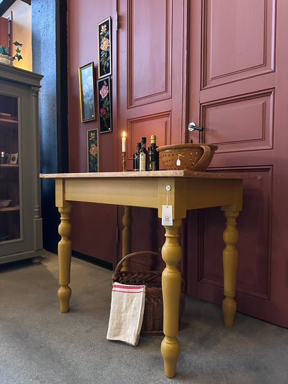 Ett vackert gammalt bord med nätta mått som passar för både det mindre köket som planteringsbord i växthuset