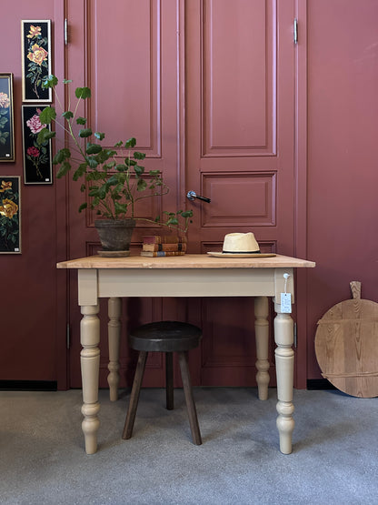 Ett vackert gammalt bord med nätta mått som passar för både det mindre köket som planteringsbord i växthuset