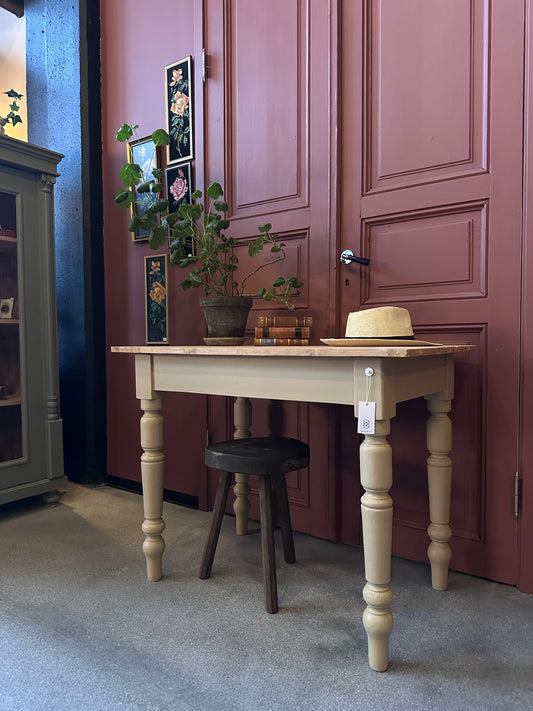 Ett vackert gammalt bord med nätta mått som passar för både det mindre köket som planteringsbord i växthuset