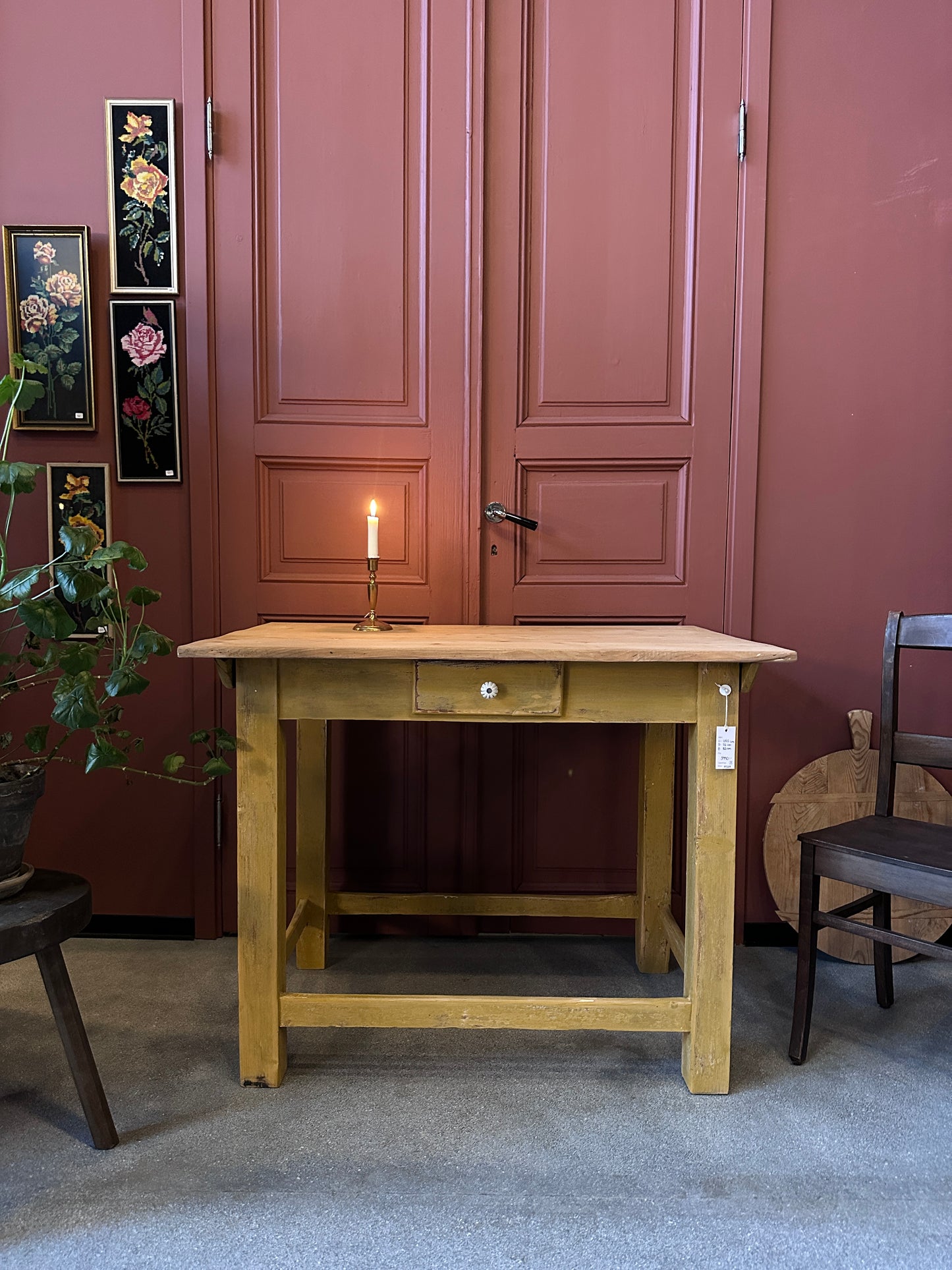 Ett vackert gammalt bord med nätta mått som passar för både det mindre köket som planteringsbord i växthuset