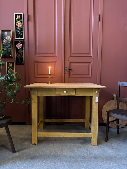 Ett vackert gammalt bord med nätta mått som passar för både det mindre köket som planteringsbord i växthuset