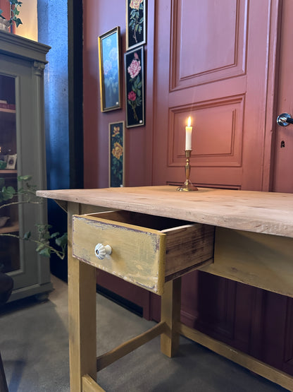 Ett vackert gammalt bord med nätta mått som passar för både det mindre köket som planteringsbord i växthuset