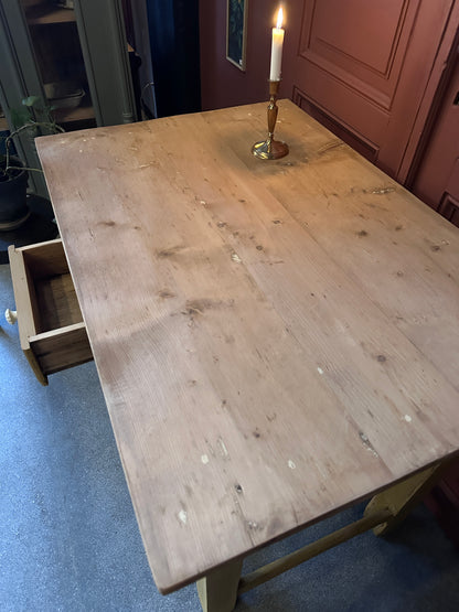 Ett vackert gammalt bord med nätta mått som passar för både det mindre köket som planteringsbord i växthuset