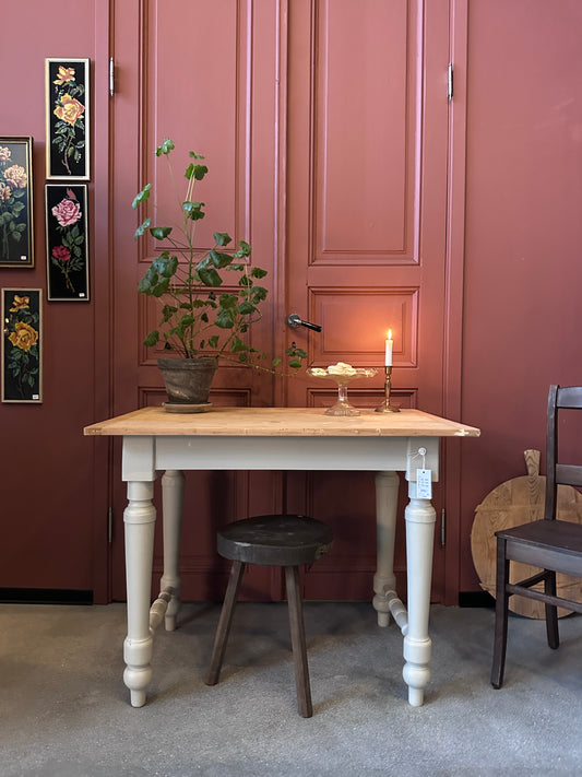 Ett vackert gammalt bord med nätta mått som passar för både det mindre köket som planteringsbord i växthuset.