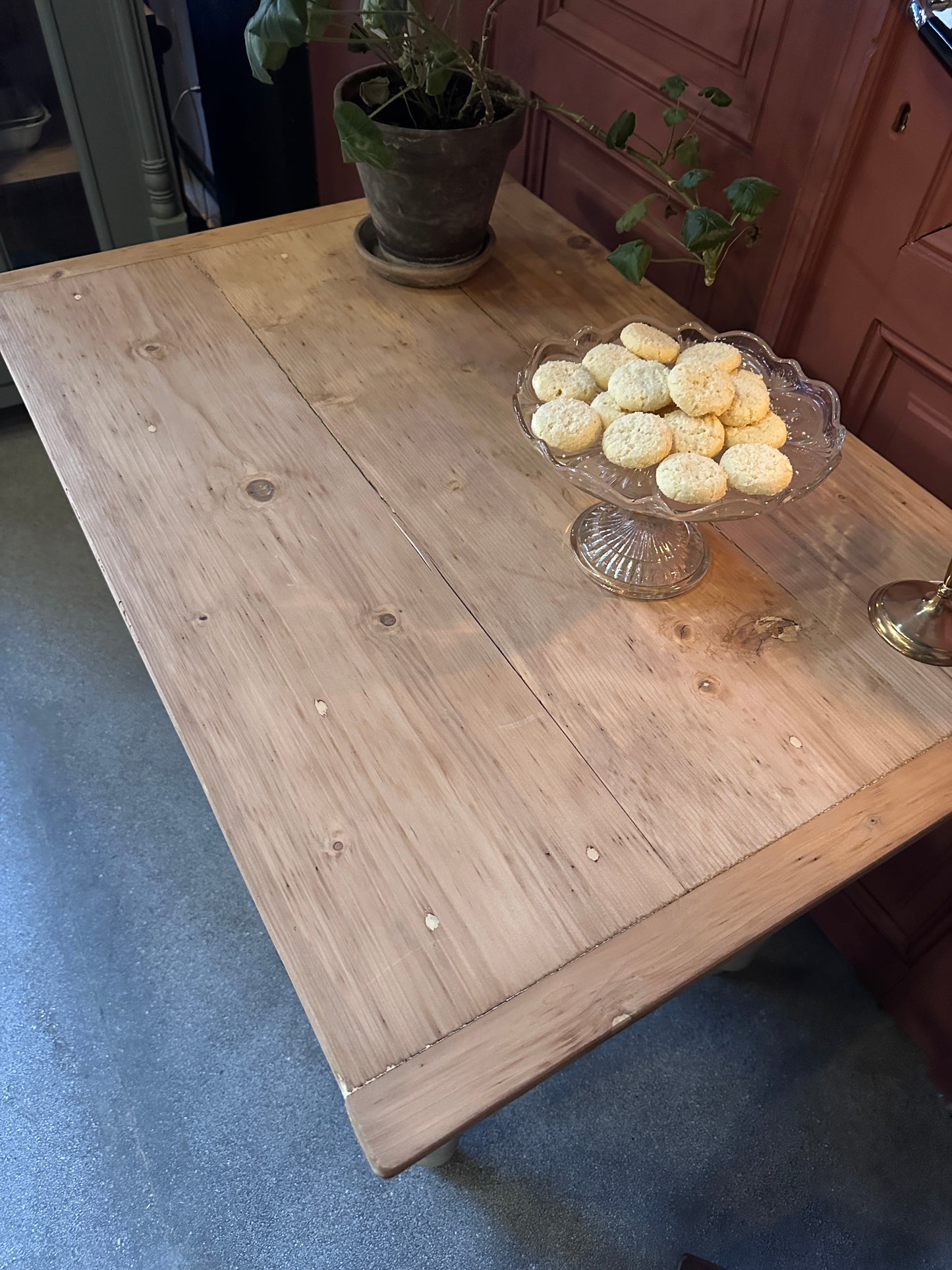 Ett vackert gammalt bord med nätta mått som passar för både det mindre köket som planteringsbord i växthuset.