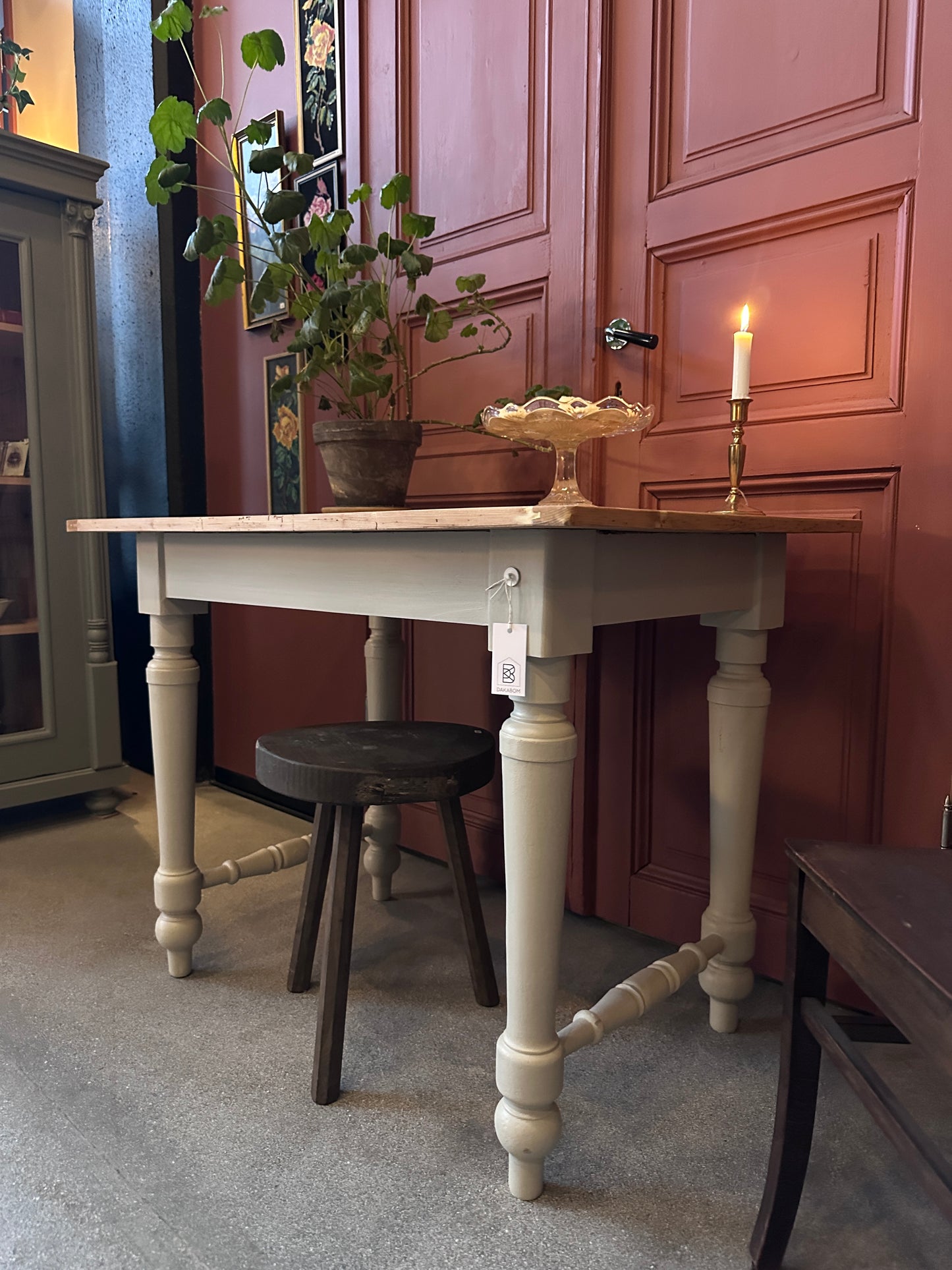 Ett vackert gammalt bord med nätta mått som passar för både det mindre köket som planteringsbord i växthuset.