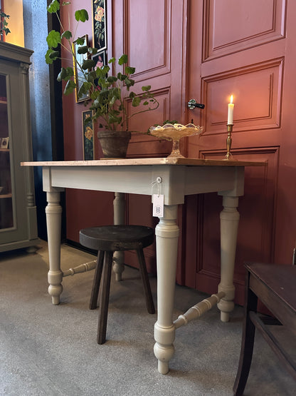 Ett vackert gammalt bord med nätta mått som passar för både det mindre köket som planteringsbord i växthuset.