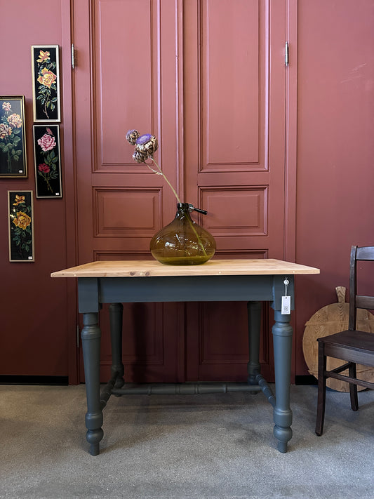 Ett vackert gammalt bord med nätta mått som passar för både det mindre köket som planteringsbord i växthuset