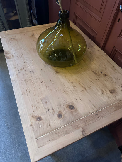 Ett vackert gammalt bord med nätta mått som passar för både det mindre köket som planteringsbord i växthuset