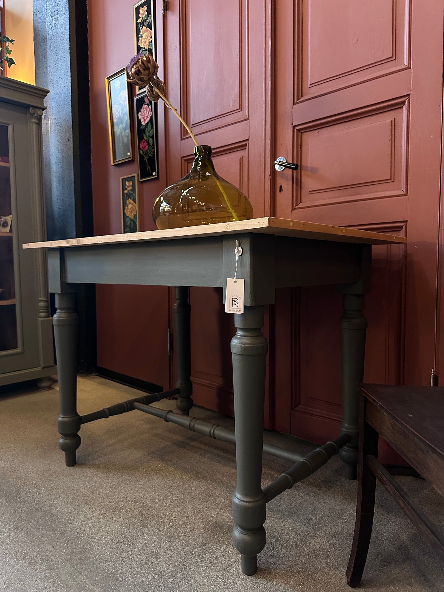 Ett vackert gammalt bord med nätta mått som passar för både det mindre köket som planteringsbord i växthuset