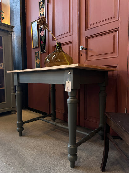 Ett vackert gammalt bord med nätta mått som passar för både det mindre köket som planteringsbord i växthuset