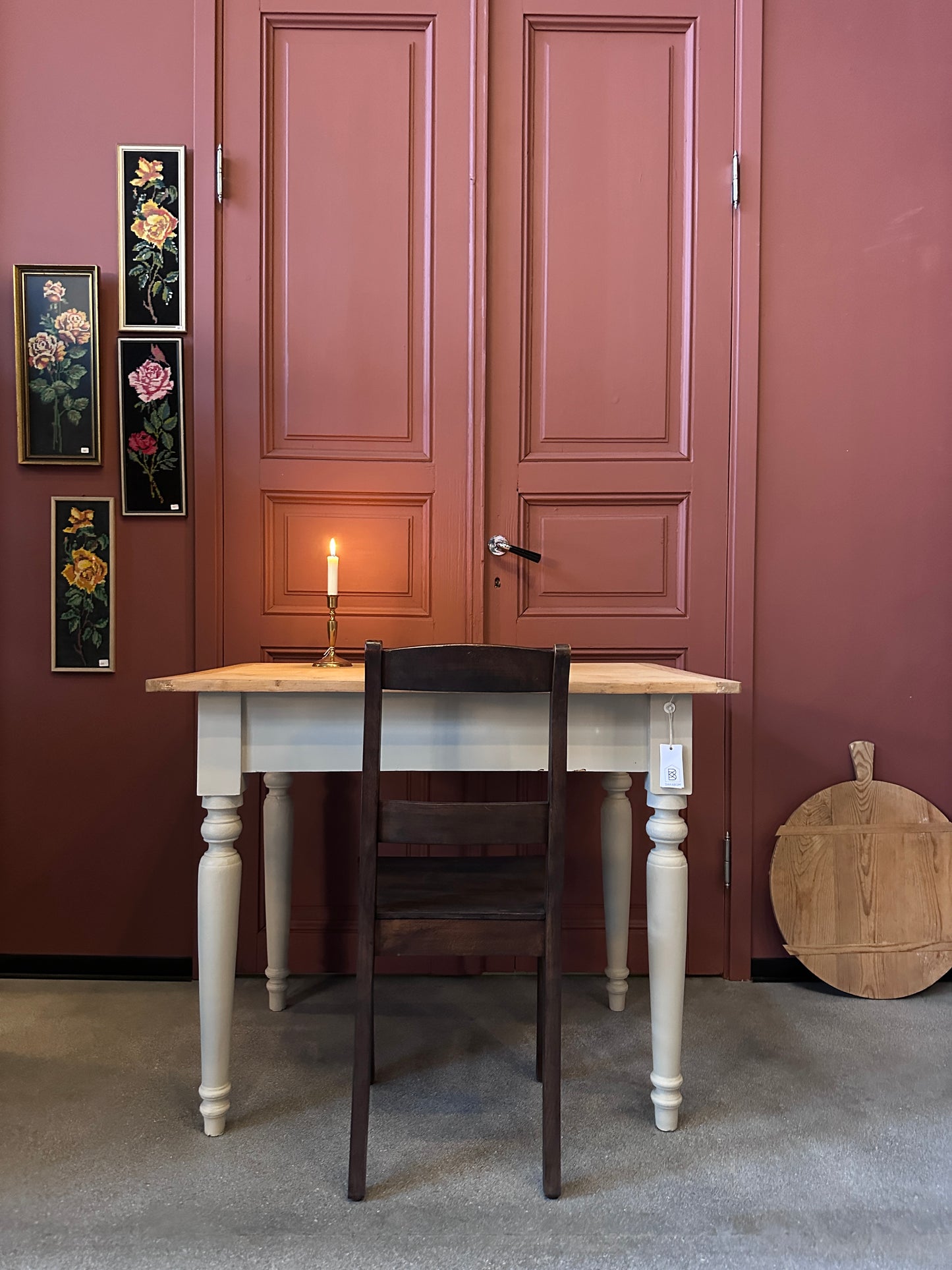 Ett vackert gammalt bord med nätta mått som passar för både det mindre köket som planteringsbord i växthuset