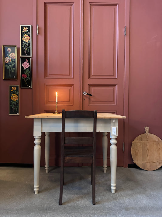 Ett vackert gammalt bord med nätta mått som passar för både det mindre köket som planteringsbord i växthuset