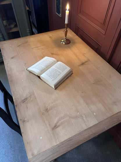 Ett vackert gammalt bord med nätta mått som passar för både det mindre köket som planteringsbord i växthuset