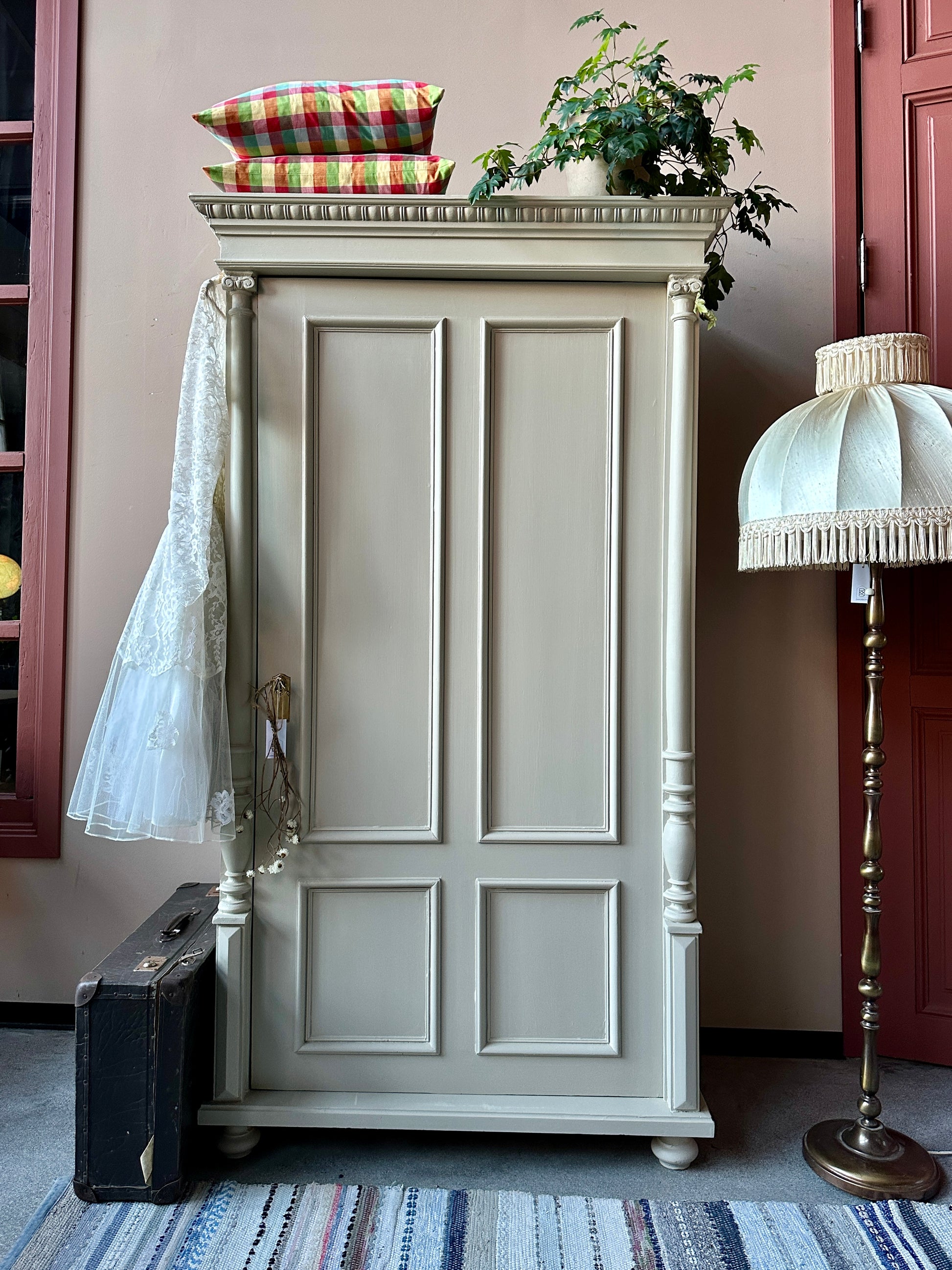 Greiget linneskåp med 1 dörr 