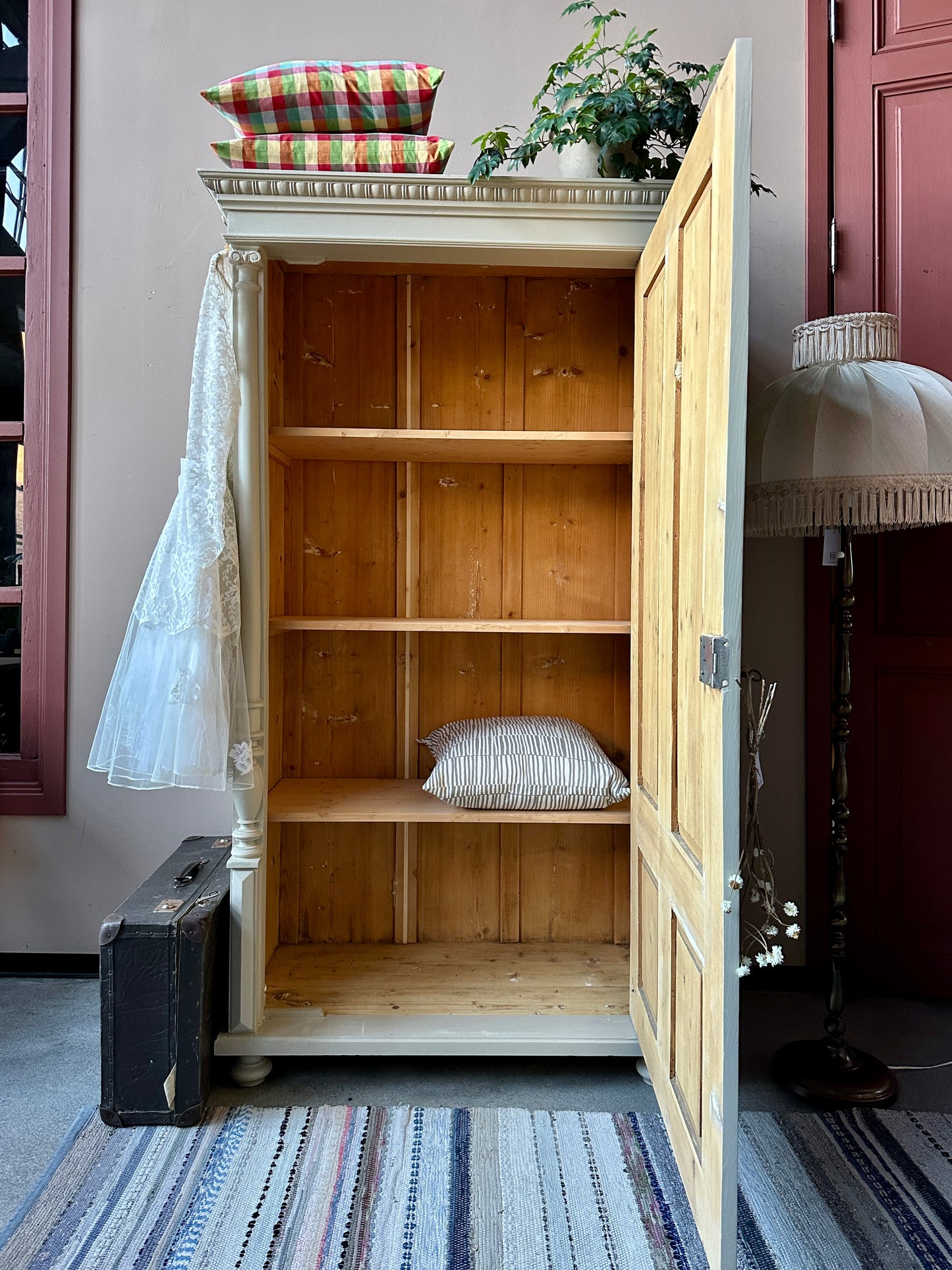 Greiget linneskåp med 1 dörr . öppen dörr