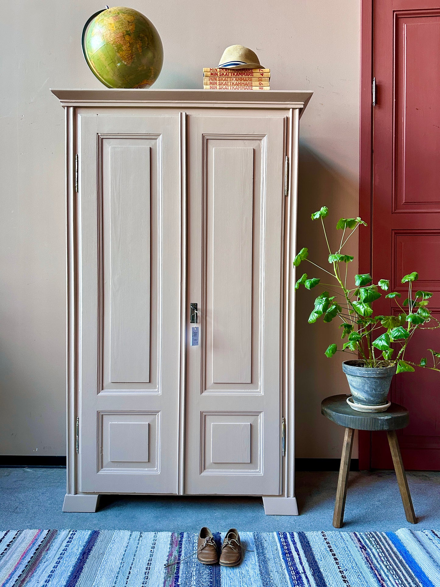 Ett gammalt vackert linneskåp med raka fina detaljer och spegel. 
Passar perfekt in i ett barnrum.